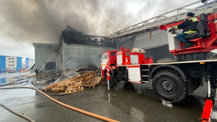 В Екатеринбурге МЧС справились с полыхавшим почти двое суток пожаром на Эльмаше