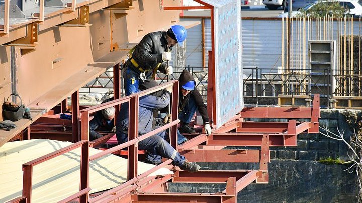 В Сочи начали устанавливать первые секции пешеходного моста Волшебный лист