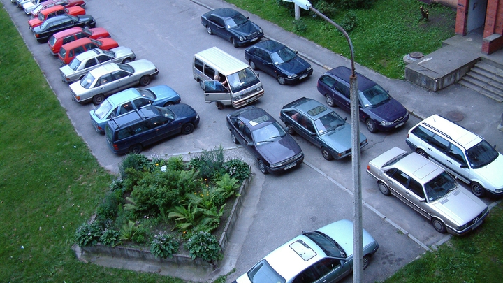 В Екатеринбурге с жильцов одного из домов вымогают деньги за парковку