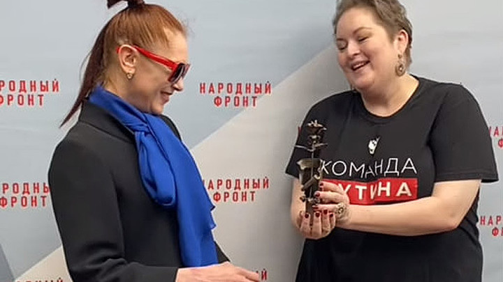 Участники СВО передали новосибирской балерине розу из осколка снаряда