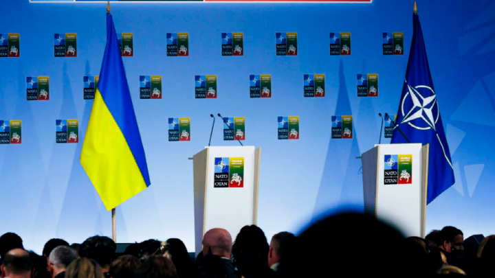 Зонтик НАТО больше не нужен: Подоляк заочно отказал альянсу в уступках