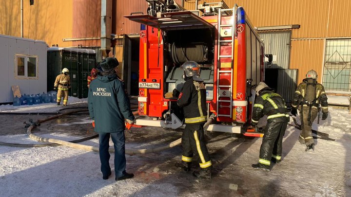 В Екатеринбурге полыхает склад в промзоне