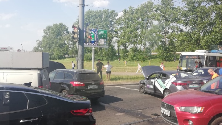 В Петербурге каршеринг столкнулся с Ford, образовав пробку на несколько километров