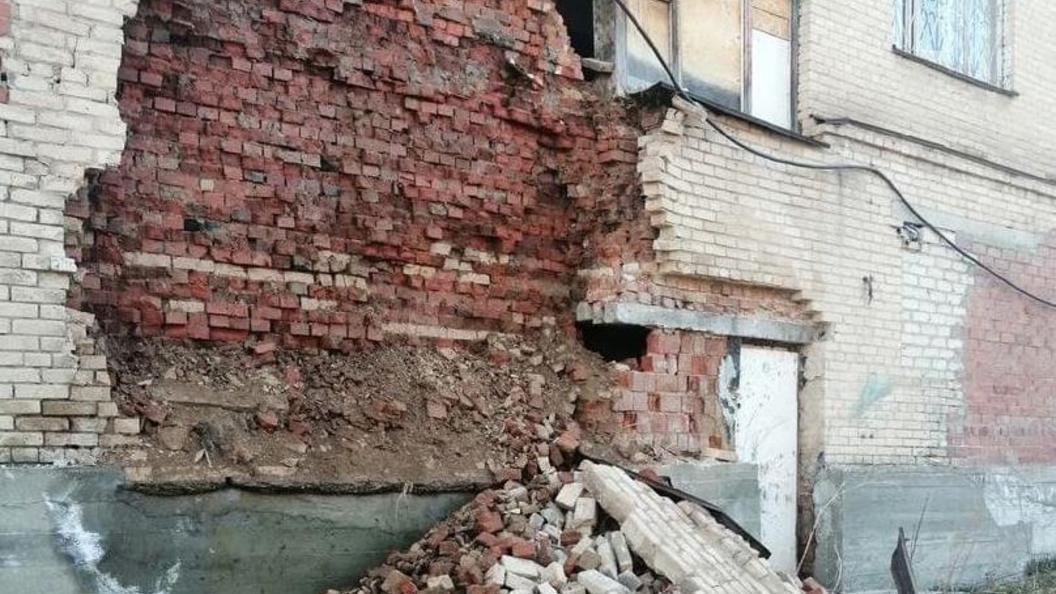 Стены общежития. Стена упала. Обрушенная стена. Часть стены обвалилась. Падающая стена.