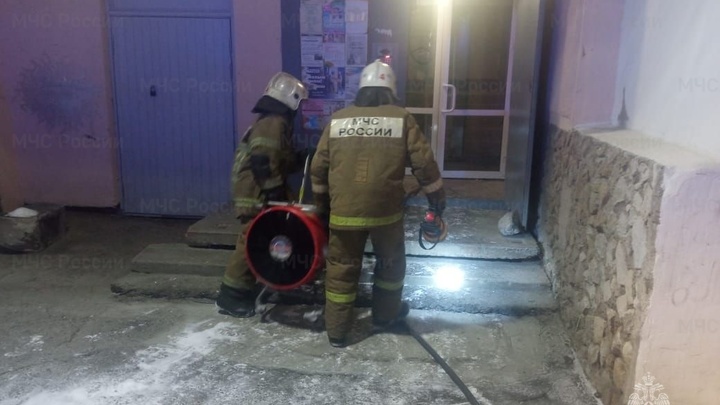 Из-за возгорания из жилого дома в Екатеринбурге эвакуировали 20 человек