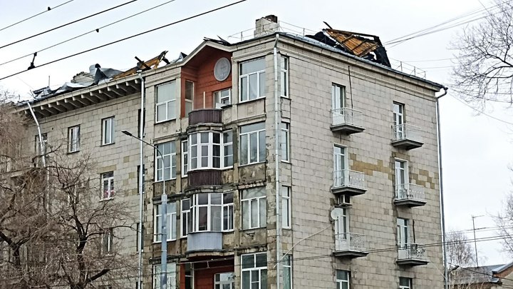 Ураган повредил кровли и лоджии 11 многоквартирных домов в четырех городах Кузбасса