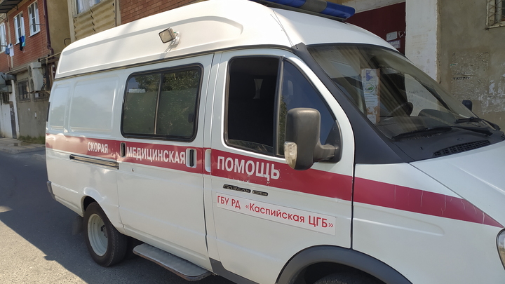 Кадры спасения детей из машины, упавшей в канал в Махачкале, появились на видео