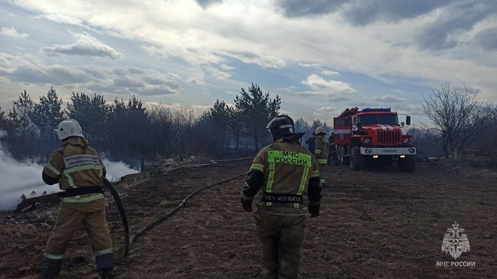 В Свердловской области от сухой травы загорелись 8 садовых домов