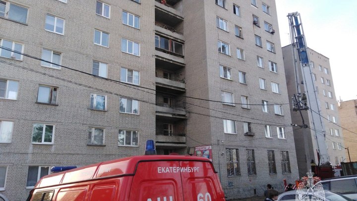 На пожаре в екатеринбургской девятиэтажке было эвакуировано 18 человек