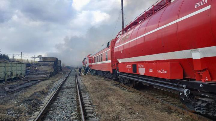 Крупный пожар произошёл на железной дороге на севере Свердловской области