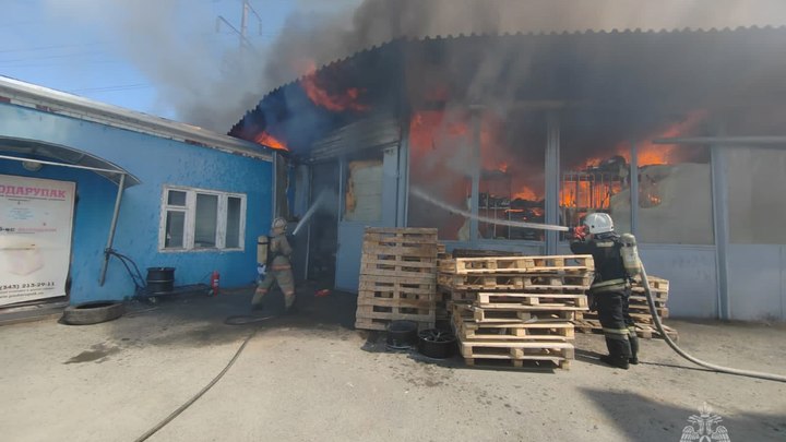 В Екатеринбурге на складе в районе ЖБИ вспыхнул сильный пожар