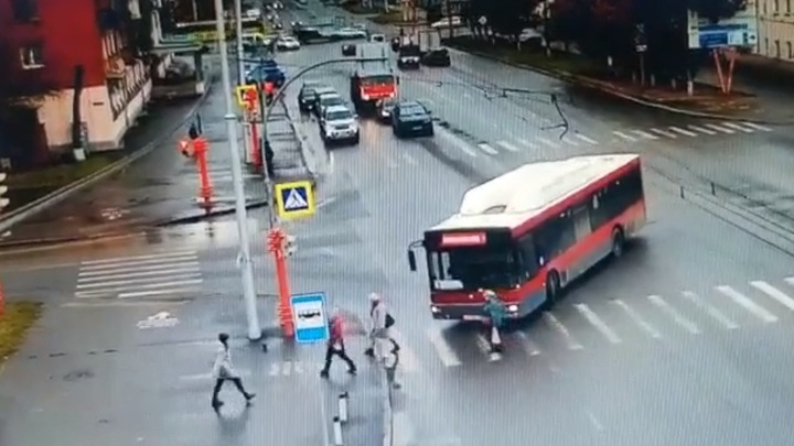 Водитель автобуса сбил пожилую кемеровчанку и скрылся с места ДТП