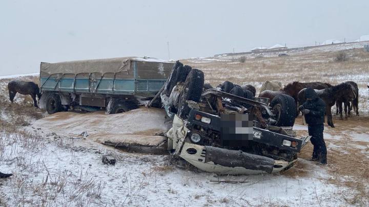 Фура с зерном перевернулась в снегопад, погиб человек