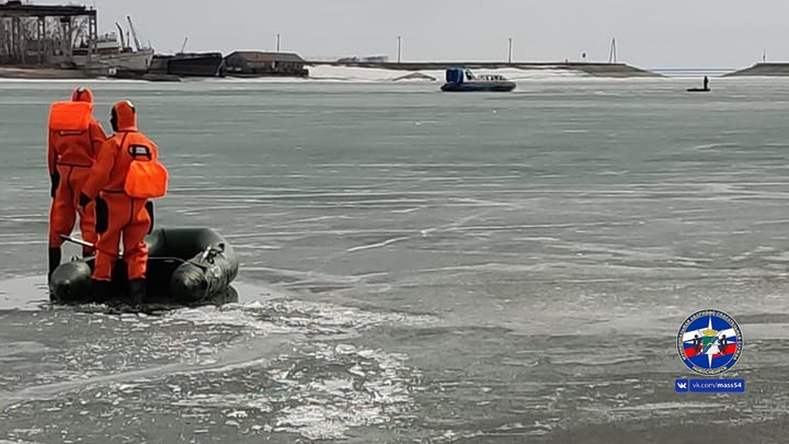 Пожилой мужчина застрял посреди Обского моря на лодке