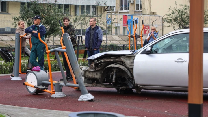 Форд вылетел на спортплощадку в центре Челябинска