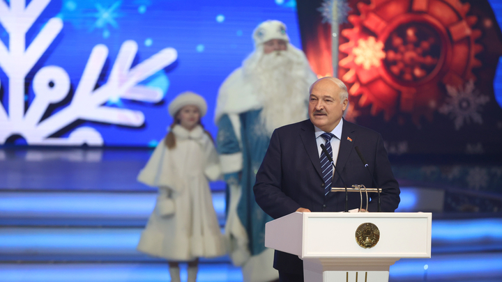 Лукашенко в новогоднем обращении поблагодарил силовиков за мир и загадал желание