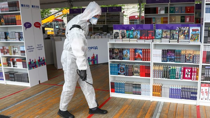 Как обезьяна из анекдота: Акунина* застигла врасплох хорошая новость из России