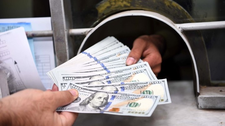 Аномальная картина: В августе доллар начал слабеть - аналитик