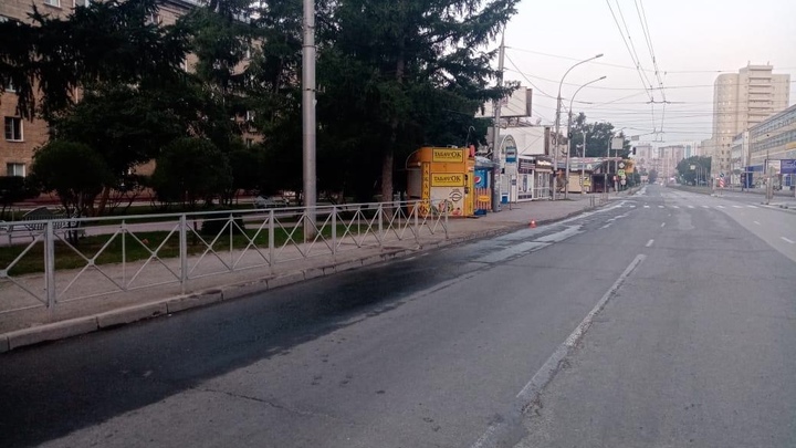 В Новосибирске женщина умерла после падения из троллейбуса