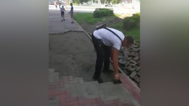 В Кузбассе оставшийся без зарплаты рабочий разобрал тротуарную плитку