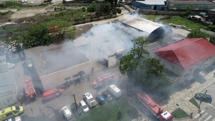 Крупный пожар В Краснодаре, на место вызвана даже Медицина катастроф: На Новороссийской горят склады