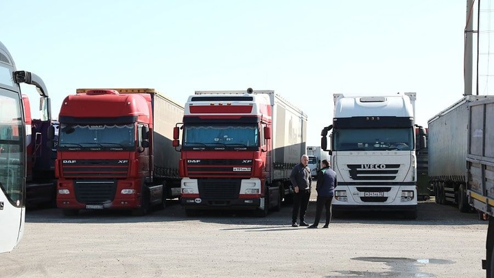 На Кубани 90 большегрузов стоят в очереди на Керченскую переправу