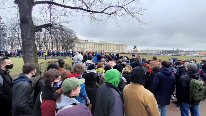 Из-за несанкционированного митинга в Петербурге закрыли на выход «Адмиралтейскую» и «Гостинку»