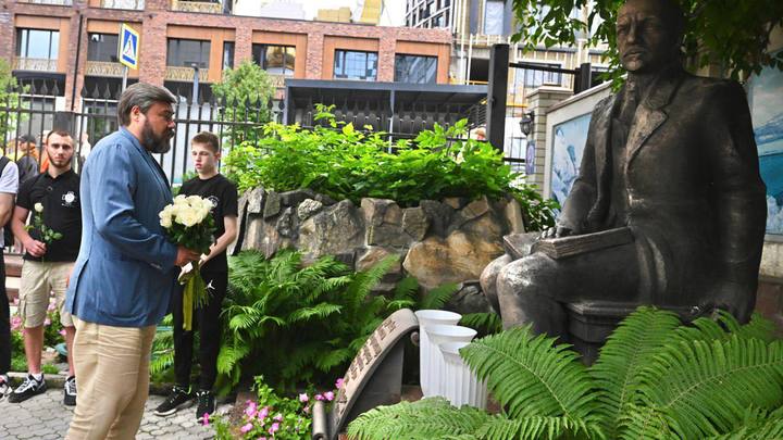 В Екатеринбурге возложили цветы к единственному в России памятнику великому русскому философу Ивану Ильину