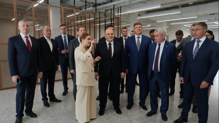 Михаил Мишустин оценил условия, созданные в СУНЦ НГУ для талантливых детей
