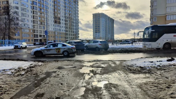 В Кемерове сильный ветер повалил детскую горку и сорвал кровлю с дома