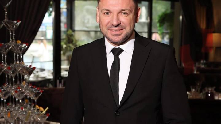 В Краснодаре умер известный ведущий Денис Конаков