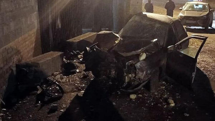 В Самаре Приора влетела в кирпичный забор, водитель попал в реанимацию