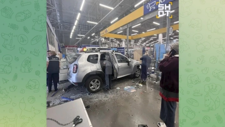 В Истре иномарка на полной скорости влетела в гипермаркет и сбила покупателя