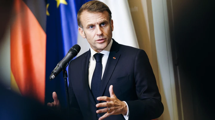 Макрона загнали в угол? Для спасения репутации привлекли защитника извращенцев