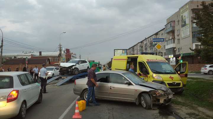 На Кубани иномарка врезалась в машину скорой помощи