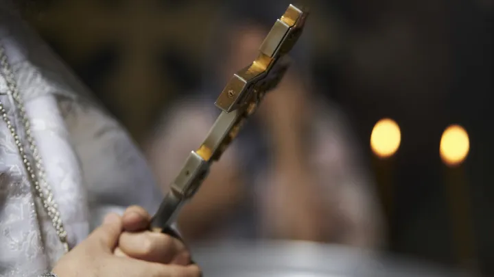 Сжечь или закопать? Священник предупредил об ошибках при обращении со старыми и повреждёнными иконами