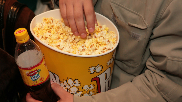 Проблемы с печенью и онкология: ученые сообщили, какой попкорн опасен для здоровья