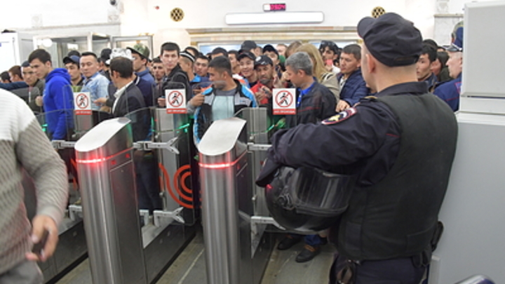 Пассажиры устроили давку в екатеринбургском метро накануне 23 февраля