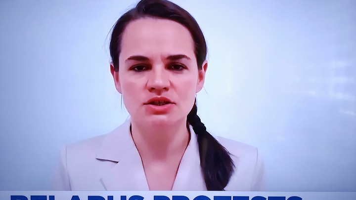 Говорит с суфлёра лучше, чем Соболь по бумажке: Тихановская вышла с провокационным предложением