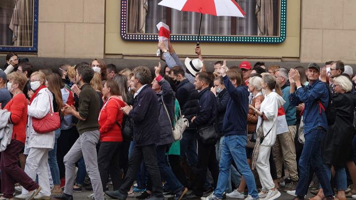 Белорусский змагар доехал до Красноярска? На акции в России заметили не тот флаг