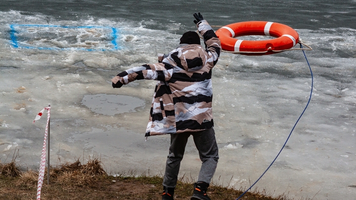В Свердловской области школьника на льдине унесло на середину реки