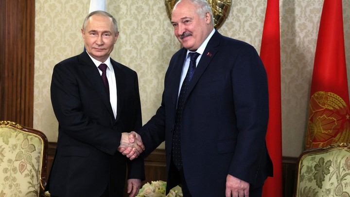 Путин вручил Лукашенко орден Святого апостола Андрея Первозванного