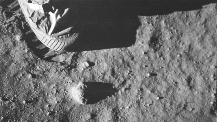 Чисто развод? В России не верят в маленький шаг Армстронга