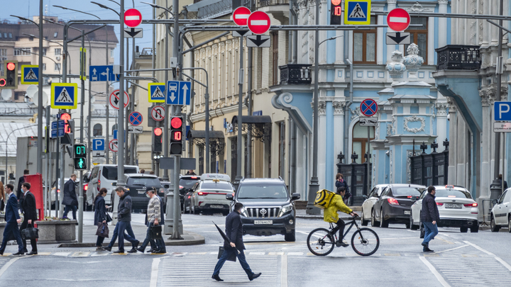 Помощь отвыкшим выходить из дома? Журналист предупредил о подводных камнях отмены пропусков