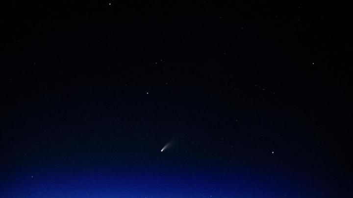 Ракета или астероид? Неопознанный объект с горящим шлейфом увидели в небе Хабаровска