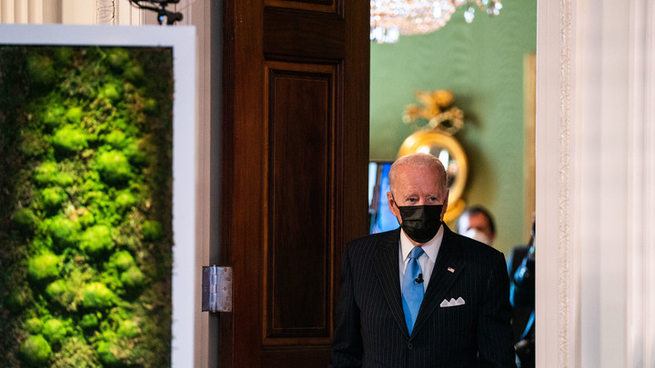 Рискованный гамбит принёс плоды: Байден переключил внимание на Россию - Bloomberg