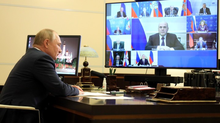 Путин предложил взглянуть на эсминец США в бинокль или прицел