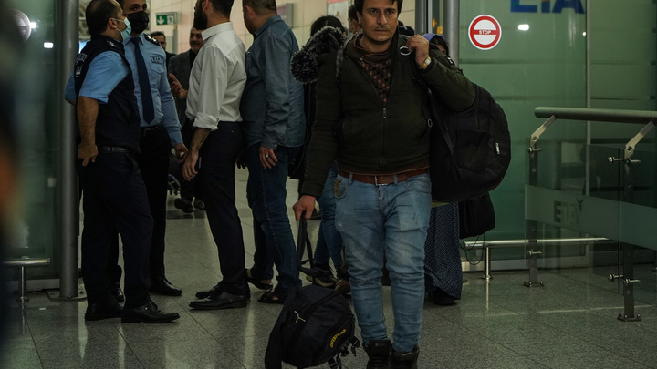 Больше 100 мигрантов не дождались помощи от ЕС и вынужденно улетели из Беларуси домой