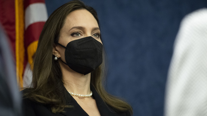 Прелести Анджелины Джоли не помогли. Захарова рассказала, что пытаются скрыть США на Украине