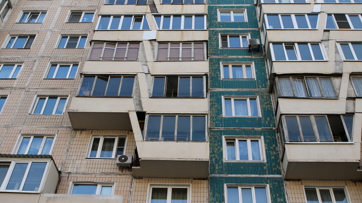 Кусок отвалившейся штукатурки чуть не убил двух прохожих в центре Москвы
